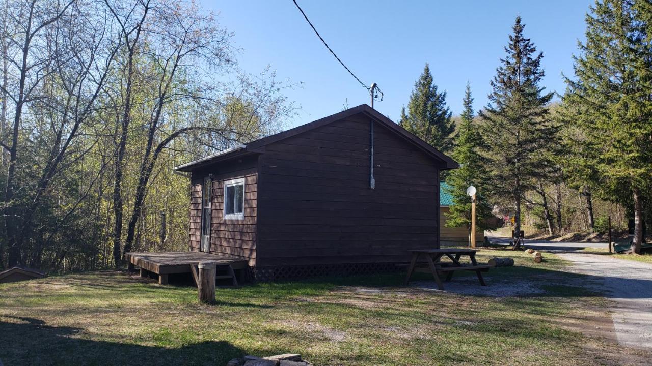 Parkway Cottage Resort And Trading Post Dwight Kültér fotó